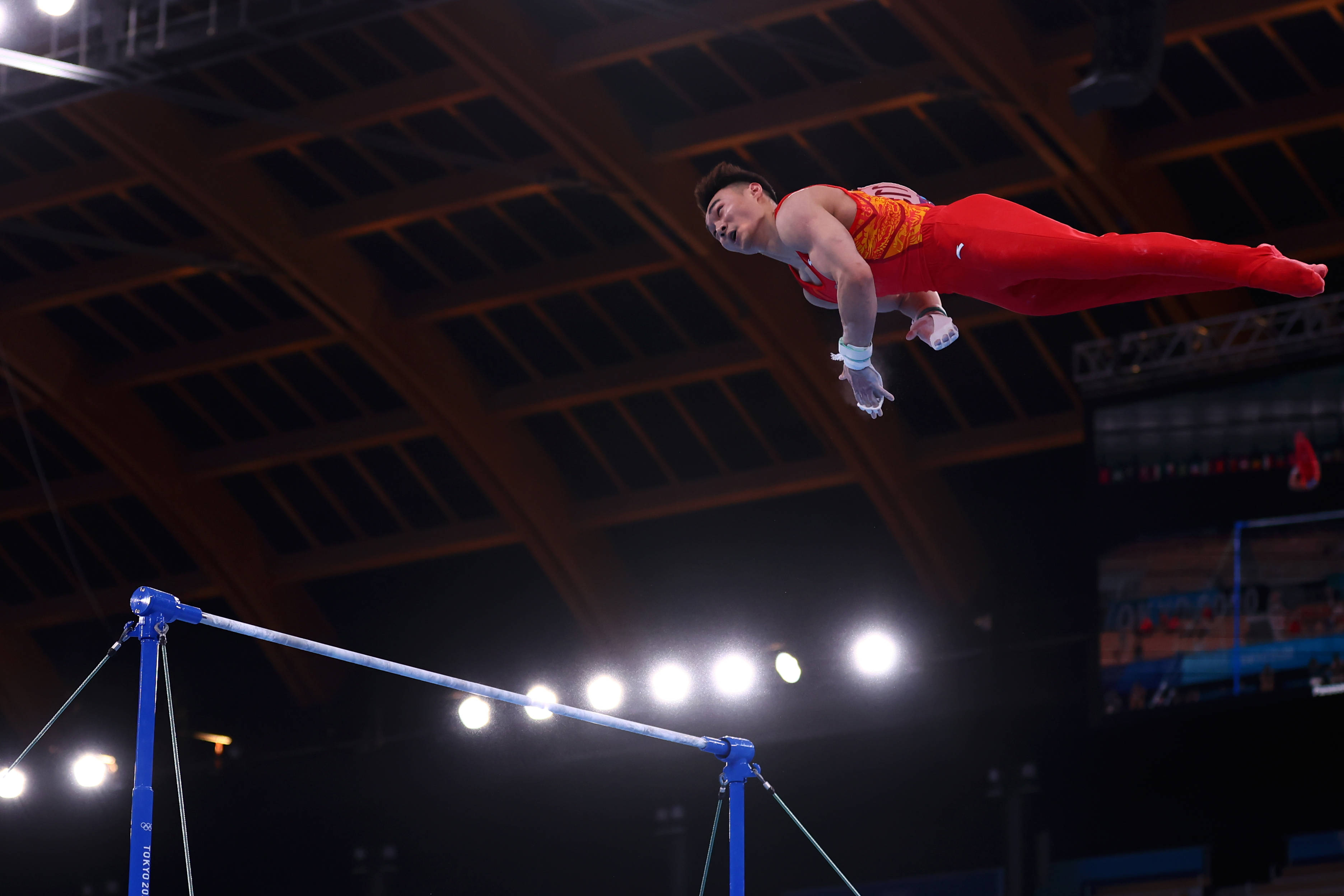 体操男子单杠比赛，日本选手夺冠