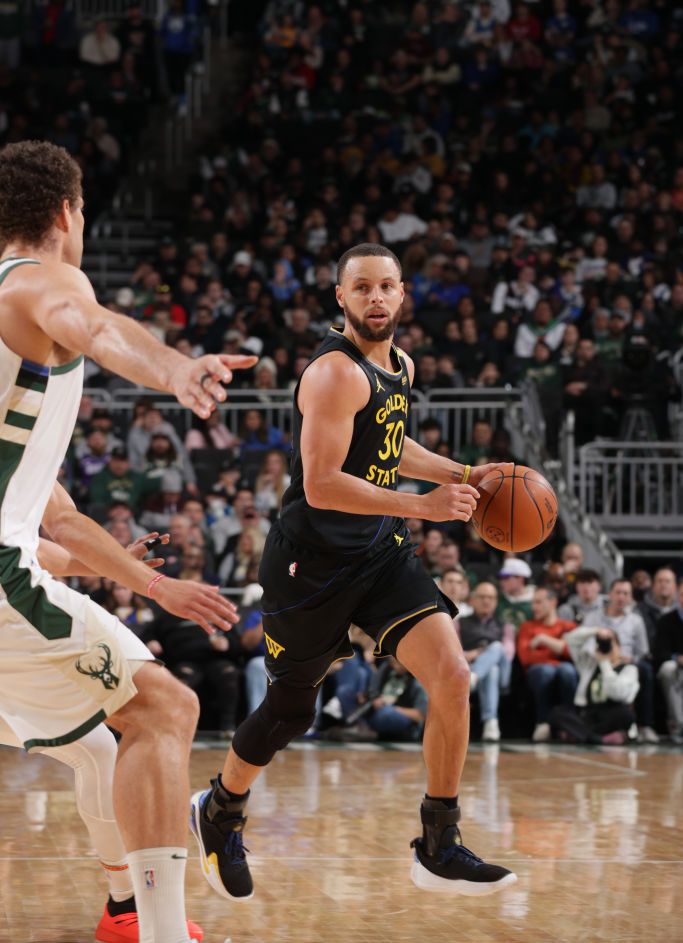 库里惊艳全场，迎来胜利助攻爆棚，老鹰逆转取胜！